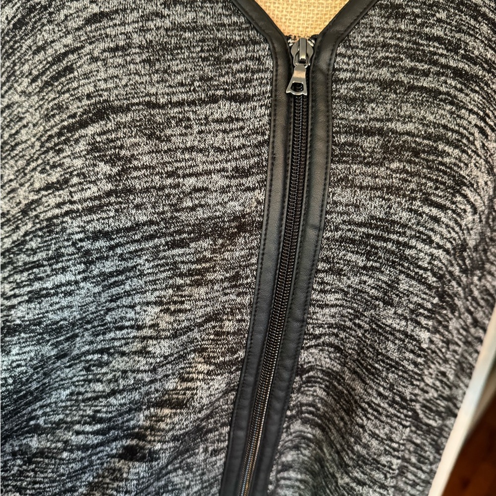 Sleeveless Zip Front Heathered Black Vest with Pockets - Picture 3 of 6